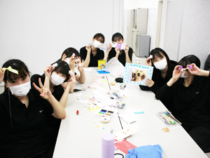 １年生、飾りのリボンを手作り！